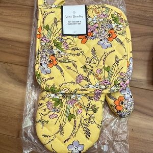 Brand new Vera Bradley oven mitt set